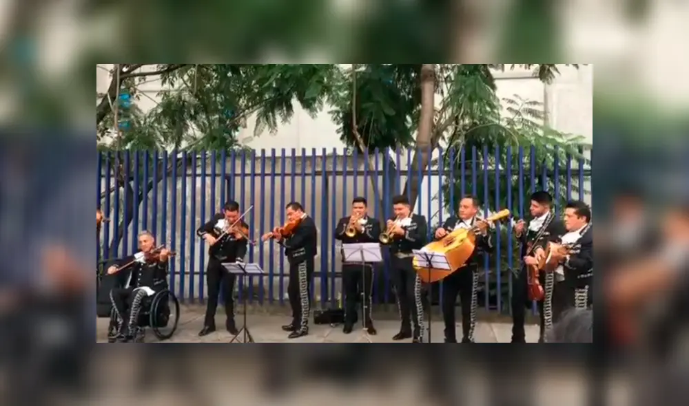 En Facebook, unos mariachis aprovecharon la visita de los hermanos Jonas a México, para tocar una de sus canciones. En Facebook, unos mariachis aprovecharon la visita de los hermanos Jonas a México, para tocar una de sus canciones.