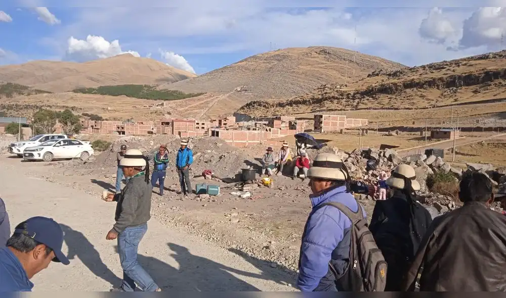 14 dias de huelga. Pobladores continúan con huelga, por eso bloquearon corredor minero e impiden salida de camiones.