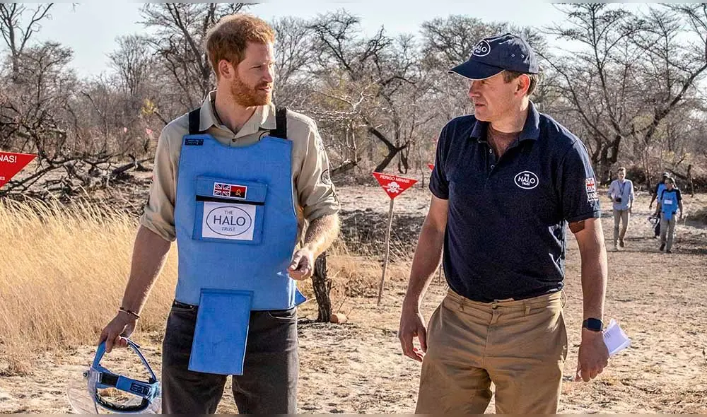 Príncipe Harry emula a Lady Di caminando sobre campo repleto de minas antipersonales Príncipe Harry emula a Lady Di caminando sobre campo repleto de minas antipersonales