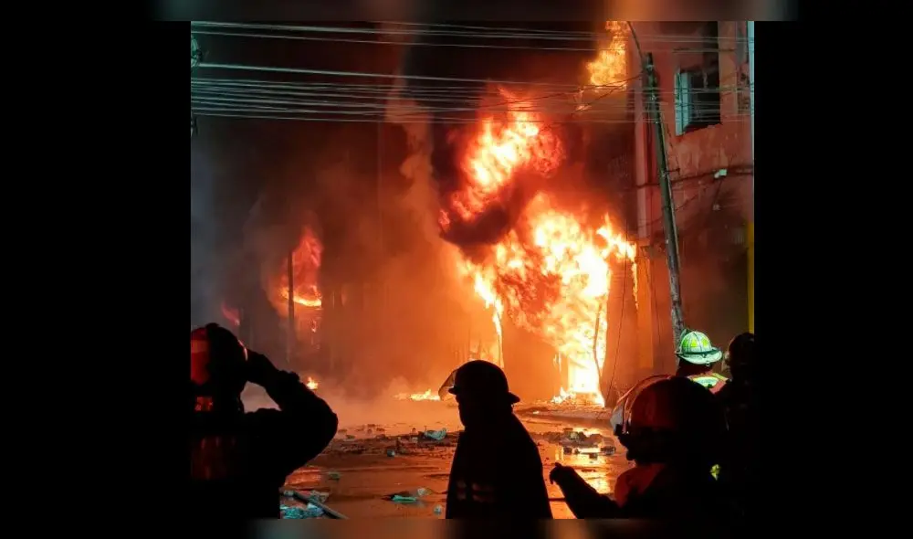 Las Malvinas: incendio consume galería Nicolini en el Cercado de Lima