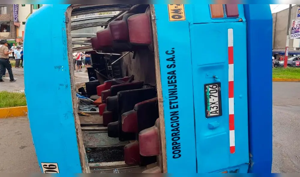 Los pasajeros de la cúster que cubre la ruta Callao-Callao fueron los más afectados, pues el vehículo se volcó. El conductor se dio a la fuga. (Foto: Carlos Contreras / La República) Los pasajeros de la cúster que cubre la ruta Callao-Callao fueron los más afectados, pues el vehículo se volcó. El conductor se dio a la fuga. (Foto: Carlos Contreras / La República)