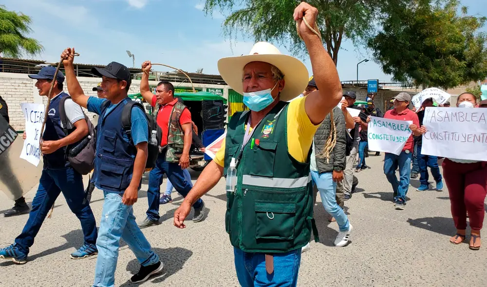 Desde el día de ayer, campesinos, comuneros y ronderos bloquean las vías de acceso Desde el día de ayer, campesinos, comuneros y ronderos bloquean las vías de acceso