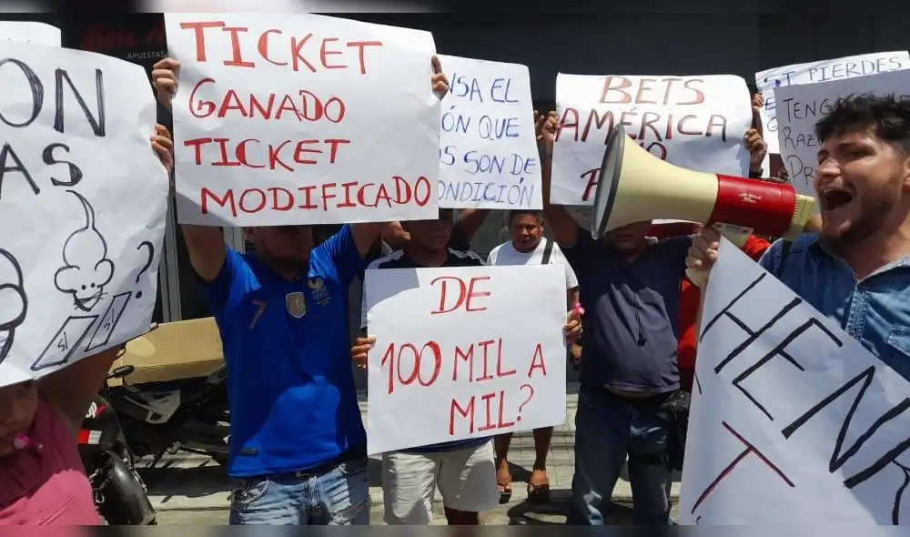 Ciudadanos exigen el pago de su premio. Foto: Iquitos al rojo vivo Ciudadanos exigen el pago de su premio. Foto: Iquitos al rojo vivo