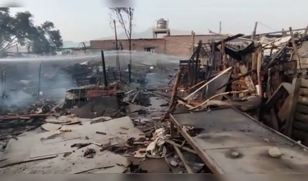 Incendio en Ate. Foto: Difusión y Facebook / Distrito Ate Vitarte Cono Este Incendio en Ate. Foto: Difusión y Facebook / Distrito Ate Vitarte Cono Este