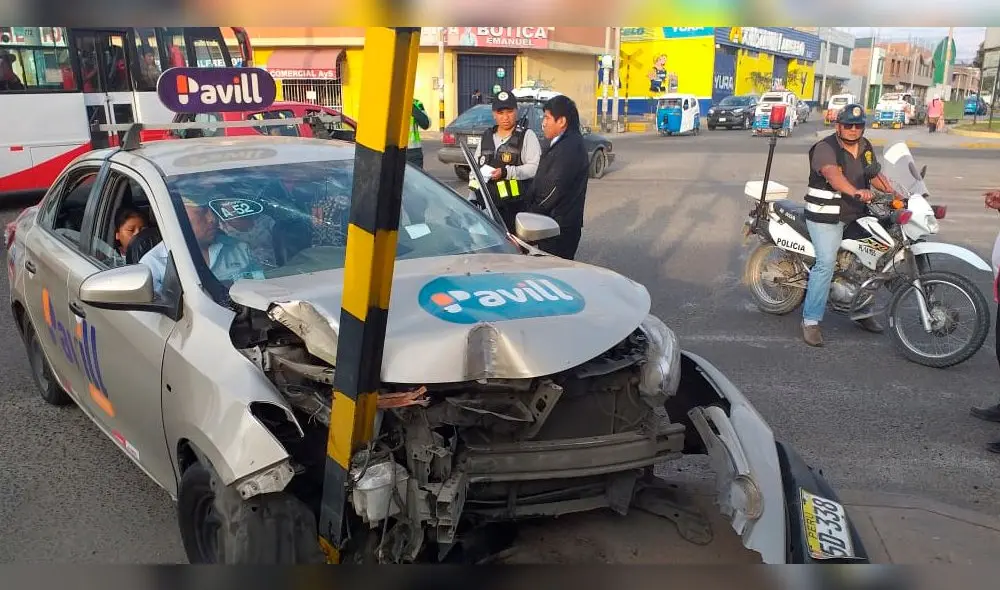 Taxi choca contra poste y deja tres personas heridas en Tacna. Taxi choca contra poste y deja tres personas heridas en Tacna.
