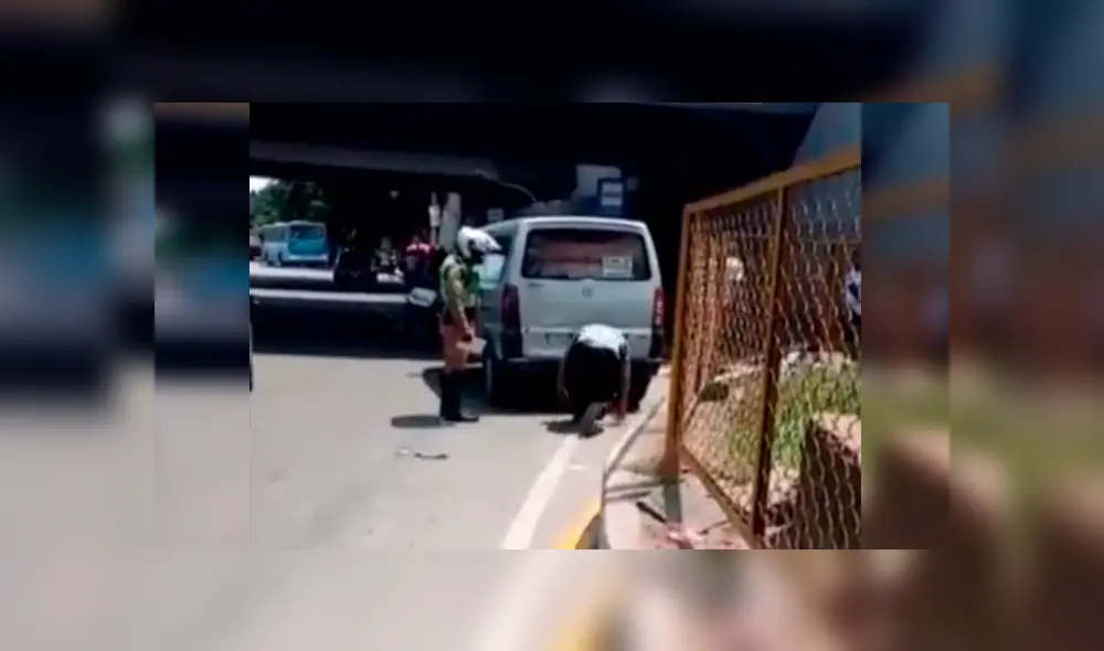 Desliza las imágenes para apreciar el castigo que recibió un imprudente conductor por parte de un policía peruano. Desliza las imágenes para apreciar el castigo que recibió un imprudente conductor por parte de un policía peruano.