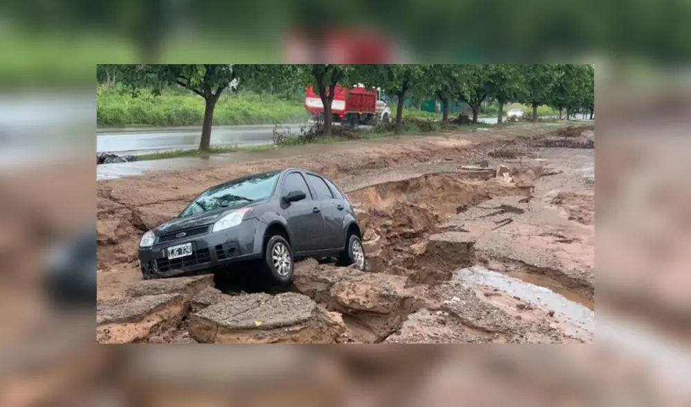 El asfalto se abrió más de dos metros de la calle. Foto: captura