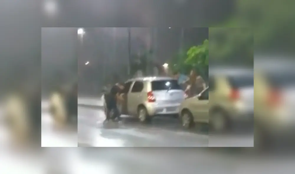 Video es viral en Facebook. Grupo de jóvenes fue corriendo a su vehículo para resguardarse de la lluvia, sin percatarse de un gracioso detalle que los dejó en ridículo
