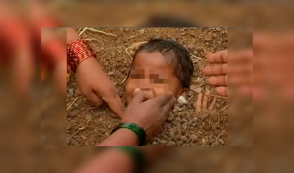 Padres entierran a sus hijos con discapacidad durante eclipse solar para ‘curarlos’ en extraño ritual [VIDEO]