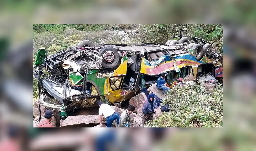 penoso rescate. Hasta el cierre de esta edición, los cuerpos todavía no habían sido rescatados. La unidad cayó a una profundidad de cien metros. penoso rescate. Hasta el cierre de esta edición, los cuerpos todavía no habían sido rescatados. La unidad cayó a una profundidad de cien metros.