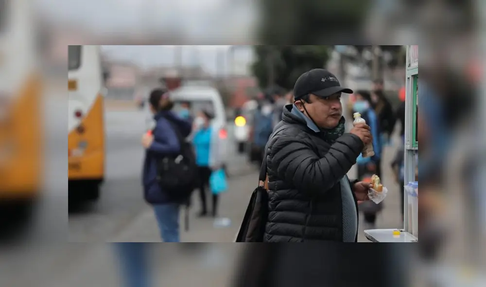 Hombre se quita las mascarillas para tomar desayuno. Foto: Jorge Cerdán/La República. Hombre se quita las mascarillas para tomar desayuno. Foto: Jorge Cerdán/La República.