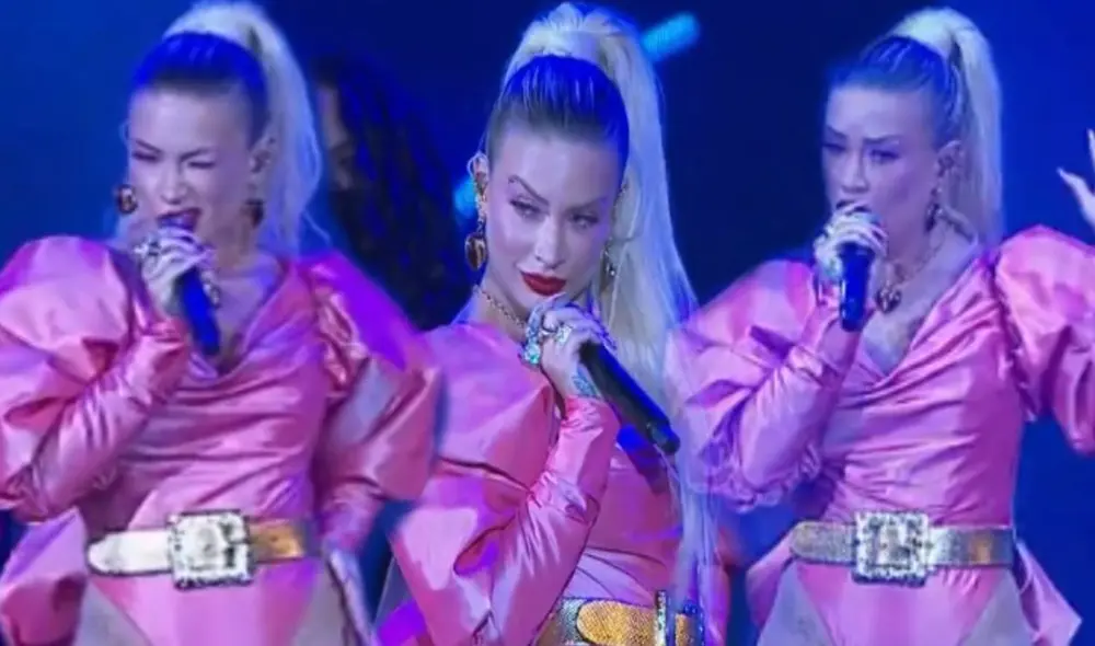 Leslie Shaw en el escenario de los Premios Heat 2020. Foto: composición captura HTV