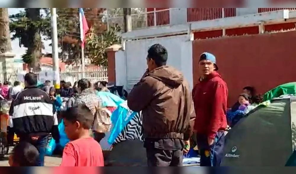 Titular: Venezolanos pernoctan a los exteriores del Gobierno Regional de Tacna Titular: Venezolanos pernoctan a los exteriores del Gobierno Regional de Tacna