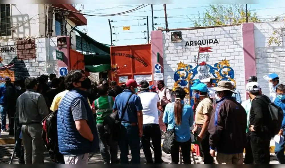 Largas colas en los exteriores de la Gerencia de Transportes de Arequipa. Foto: La República.