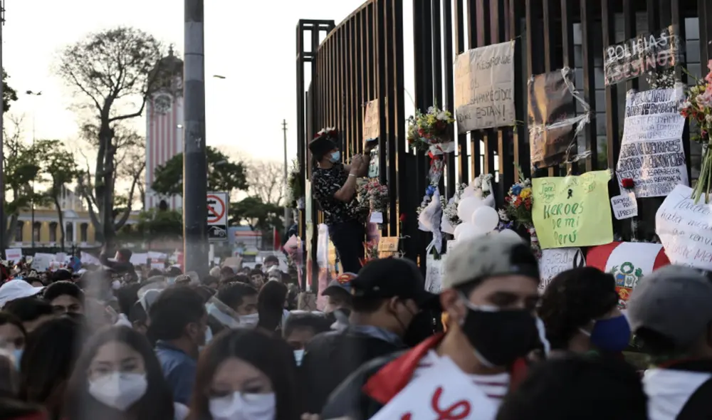 Además de pedir que nunca olviden los nombres de ambos jóvenes, ciudadanía exige que se procese a responsables de crímenes. Foto: John Reyes / La República