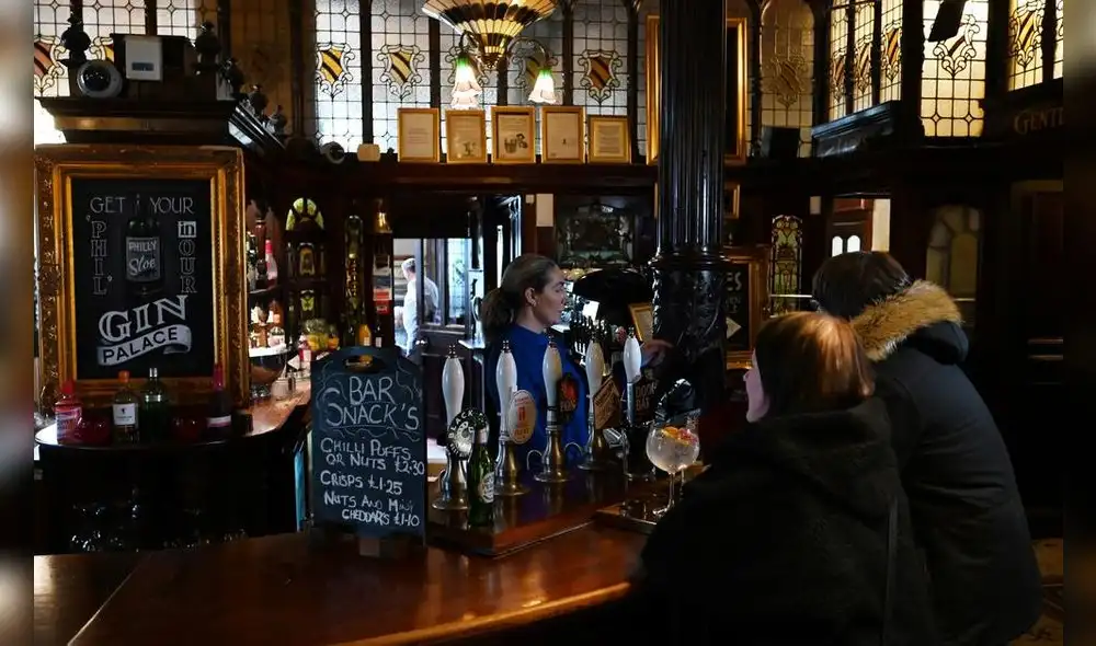 El bar tiene forma de herradura.