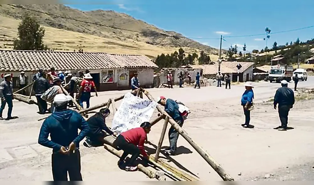 HUELGA Y VIOLENCIA. Agentes quisieron desbloquear vía usada por minera Las Bambas y ocurrió el violento enfrentamiento. HUELGA Y VIOLENCIA. Agentes quisieron desbloquear vía usada por minera Las Bambas y ocurrió el violento enfrentamiento.