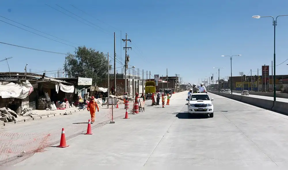 Para la foto. El gobernador en la prueba en vacío de la Variante. La vía se abrió al tránsito por una hora. Para la foto. El gobernador en la prueba en vacío de la Variante. La vía se abrió al tránsito por una hora.
