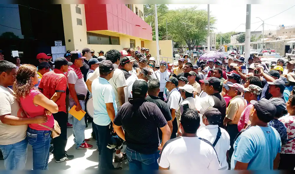 Protesta. Trabajadores exigen a municipio el pago de deudas. Protesta. Trabajadores exigen a municipio el pago de deudas.