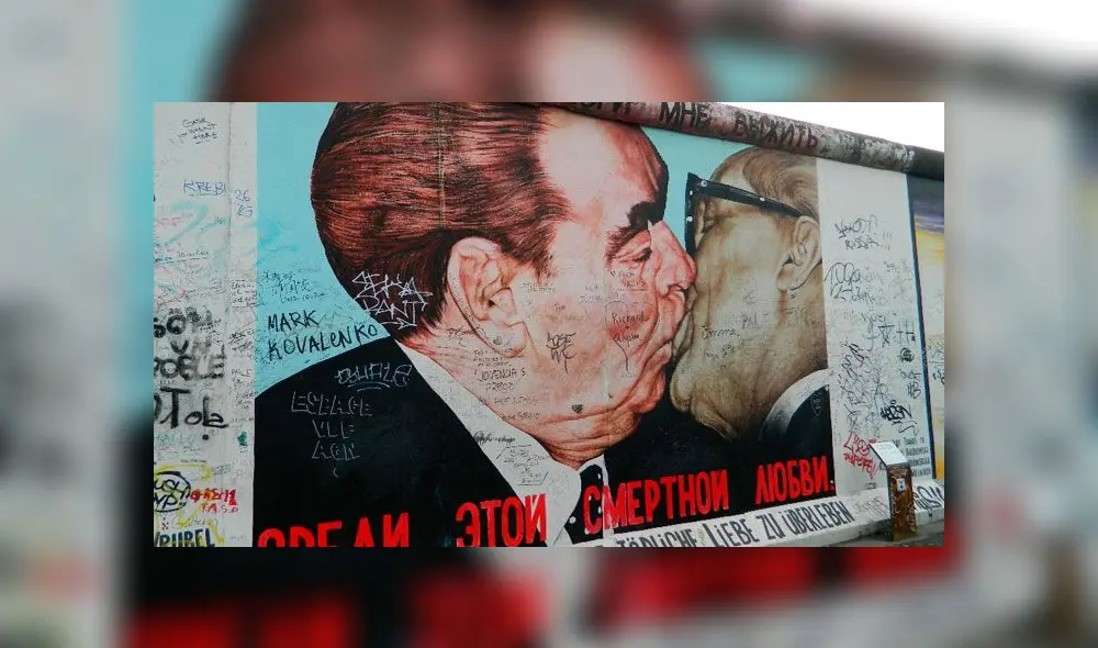 Pintado en 1990 por Dimitri Vrubel, el beso entre los líderes comunistas es uno de los puntos más visitados de Berlín. Foto: Difusión Pintado en 1990 por Dimitri Vrubel, el beso entre los líderes comunistas es uno de los puntos más visitados de Berlín. Foto: Difusión