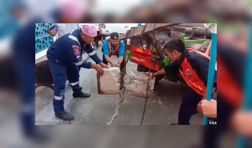 Desliza hacia la izquierda para ver el rescate de una enorme serpiente que se volvió viral en Facebook.