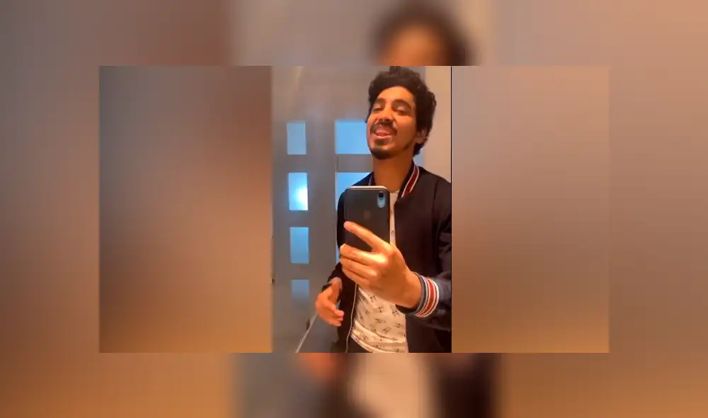 Desliza hacia la izquierda para ver al joven del viral de Facebook que parodió estudiar en una universitaria costosa. Desliza hacia la izquierda para ver al joven del viral de Facebook que parodió estudiar en una universitaria costosa.