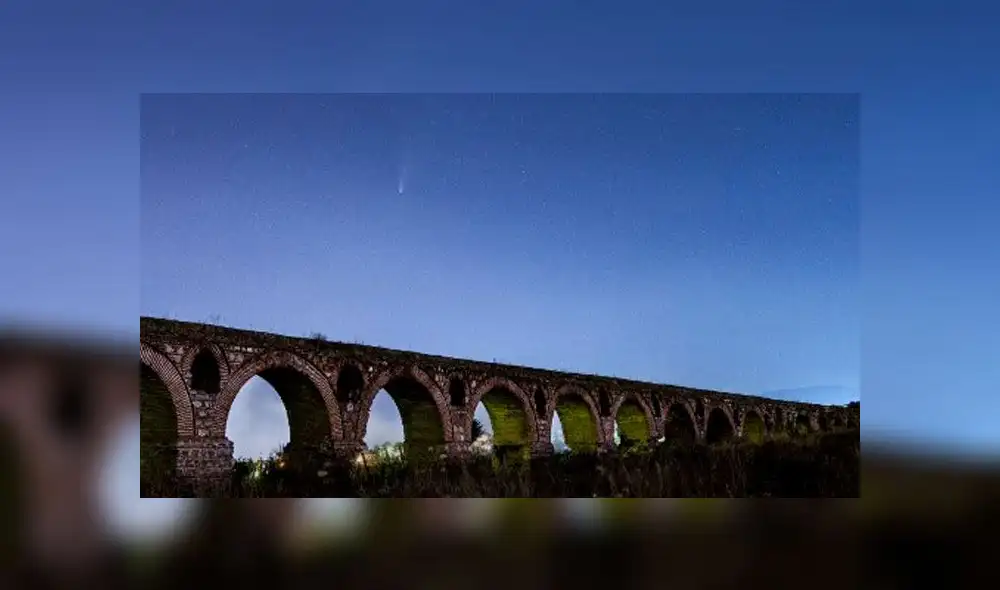 Fotografía tomada el 21 de julio de 2020, muestra una vista del cometa NEOWISE en el cielo sobre el acueducto de Skopje del siglo VI, en el norte de Macedonia. Foto: AFP. Fotografía tomada el 21 de julio de 2020, muestra una vista del cometa NEOWISE en el cielo sobre el acueducto de Skopje del siglo VI, en el norte de Macedonia. Foto: AFP.