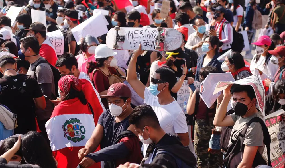 Ciudadanos se congregan en la plaza San Martín con carteles y banderas. Foto: Oswald Charca/La República Ciudadanos se congregan en la plaza San Martín con carteles y banderas. Foto: Oswald Charca/La República