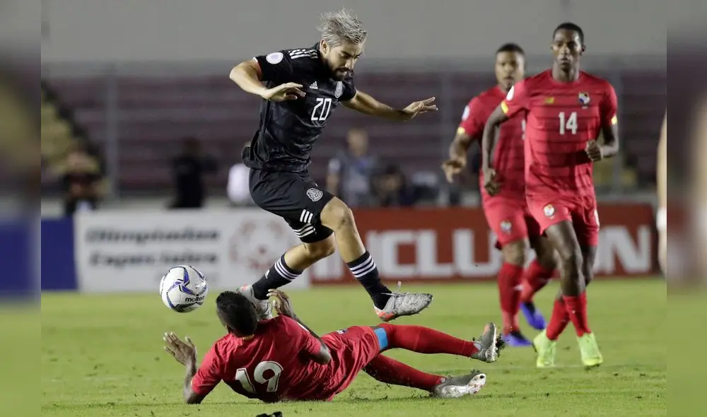AME5523. CIUDAD DE PANAMÁ (PANAMÁ), 15/11/2019.- El mediocampista Rodolfo Pizarro (arriba) de México disputa el balón este viernes con el volante Alberto Quintero de Panamá (abajo), durante el partido de fútbol entre ambas selecciones por la Liga de Naciones Concacaf, en el estadio Rommel Fernández, en Ciudad de Panamá (Panamá). EFE/Bienvenido Velasco AME5523. CIUDAD DE PANAMÁ (PANAMÁ), 15/11/2019.- El mediocampista Rodolfo Pizarro (arriba) de México disputa el balón este viernes con el volante Alberto Quintero de Panamá (abajo), durante el partido de fútbol entre ambas selecciones por la Liga de Naciones Concacaf, en el estadio Rommel Fernández, en Ciudad de Panamá (Panamá). EFE/Bienvenido Velasco