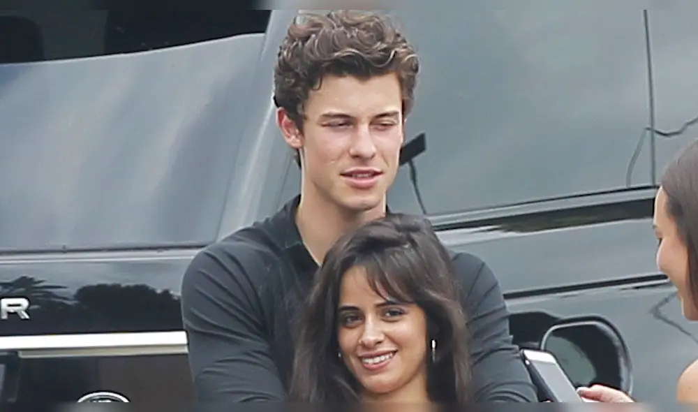 Shawn Mendes y Camila Cabello se besan en lugar público