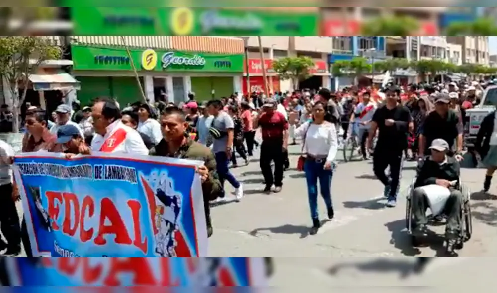 Los ambulantes caminaron por toda la avenida Balta hasta llegar al parque principal de Chiclayo. Los ambulantes caminaron por toda la avenida Balta hasta llegar al parque principal de Chiclayo.