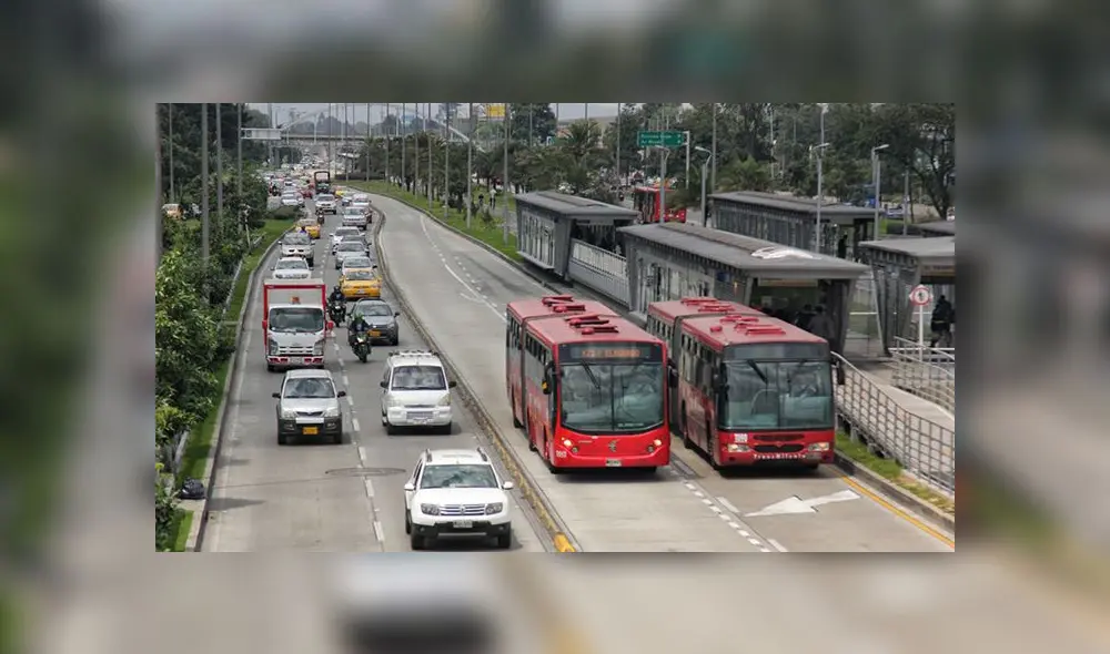 ‘Metropolitano’ colombiano se parte en dos y deja nueve heridos ‘Metropolitano’ colombiano se parte en dos y deja nueve heridos