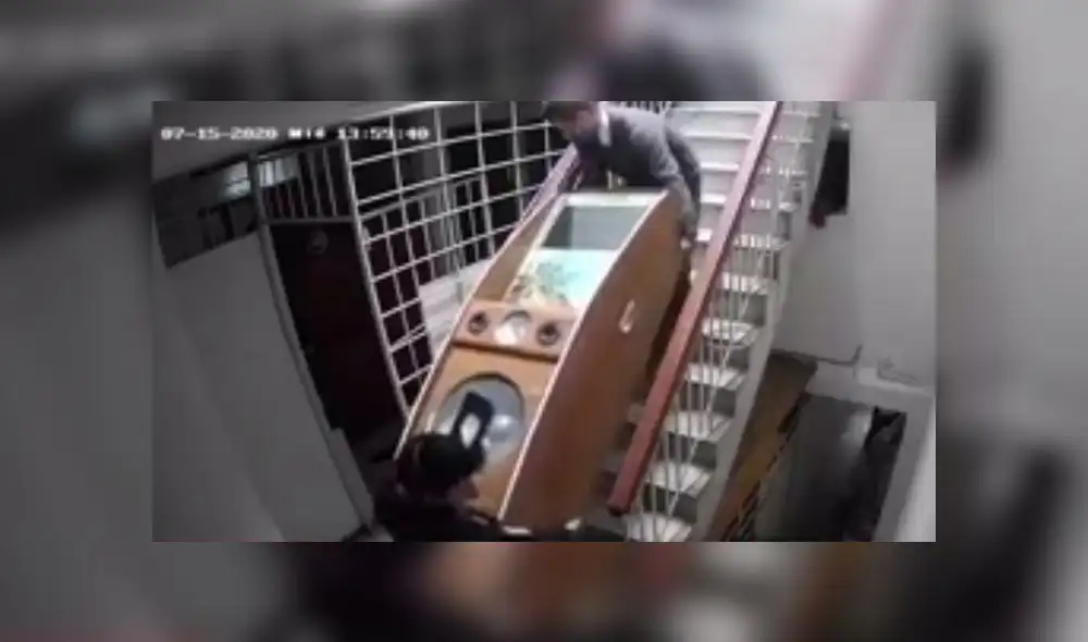 Hombre solicitó la ayuda de un mototaxista para bajar la rockola. (Foto: Captura de video / América Noticias) Hombre solicitó la ayuda de un mototaxista para bajar la rockola. (Foto: Captura de video / América Noticias)