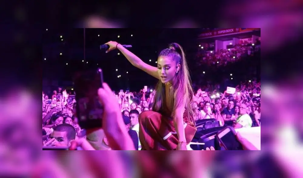 Ariana Grande sufre caída en pleno concierto y reacciona de manera graciosa ante el público