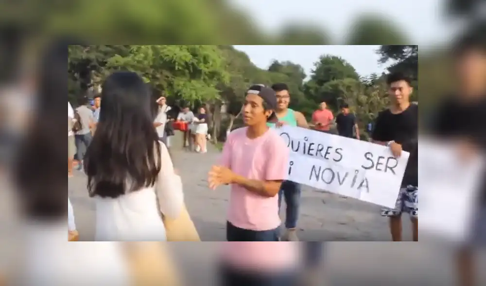 YouTube viral: chico rompe en llanto al ser rechazado por chica a quien se declaró en 'Centro Cívico' [VIDEO]