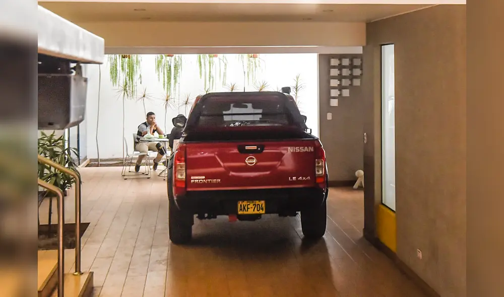 Camioneta a nombre de Martín Bustamante en la casa de Luis Castañeda Lossio durante allanamiento. Foto: La República.