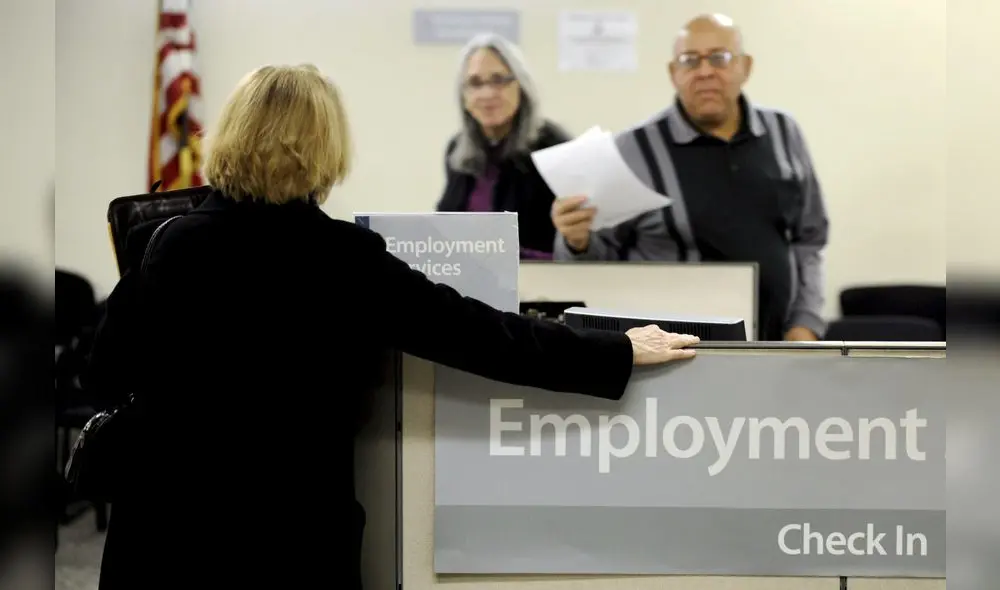 MIA02 NUEVA YORK (ESTADOS UNIDOS  EEUU), 5/11/2009.- FOTOGRAFÍA DE ARCHIVO (2/4/2009) DE UNA MUJER ESPERANDO A SER ATENDIDA EN LA OFICINA DE DESEMPLEO DE NUEVA YORK, ESTADOS UNIDOS. LAS PETICIONES SEMANALES DE SUBSIDIO DE DESEMPLEO BAJARON EN 20.000 EN ESE PAÍS, HASTA SITUARSE EN 512.000, UNA CIFRA MENOR QUE LO ANTICIPADO POR LOS ANALISTAS, INFORMÓ ESTE JUEVES 5 DE NOVIEMBRE EL DEPARTAMENTO DE TRABAJO. SE TRATA DEL MENOR NÚMERO DE SOLICITUDES DESDE ENERO, LO QUE APUNTA A UNA MEJORÍA GRADUAL DEL MERCADO DE TRABAJO. EL DESCENSO, QUE SE REFIERE A LA SEMANA QUE ACABÓ EL 1 DE NOVIEMBRE, ES EL DOBLE DE LO QUE HABÍAN CALCULADO LOS EXPERTOS. EFE/JUSTIN LANE/ARCHIVO
PUBLICADO 07-01-12 REPUBLICA