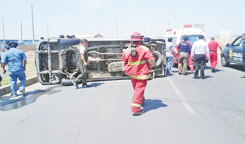 Incidente. La unidad policial quedó en medio de la pista.