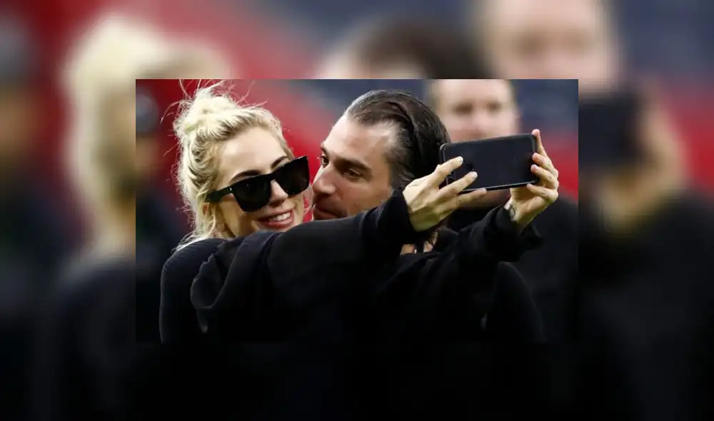 YouTube: Lady Gaga sufrió incómodo momento y mostró de más en la previa del Super Bowl LI | VIDEO