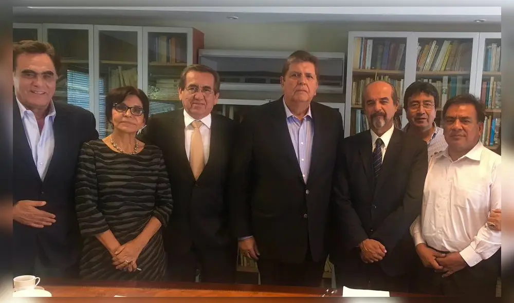 Alan García regresó al Perú y se reunió con representantes del APRA