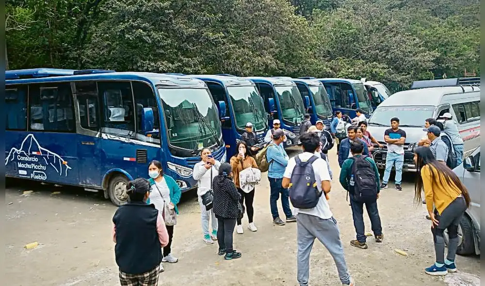 parados. Buses no pudieron ser trasladados.