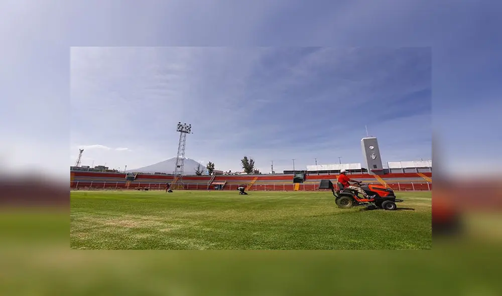 La cancha del Estadio Melgar bajo el imponente Volcán Misti