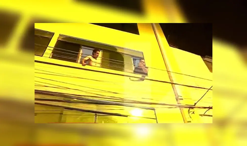 Cuando los policías llegaron, los extranjeros empezaron a gritar por la ventana. (Foto: Captura de video / Latina Noticias) Cuando los policías llegaron, los extranjeros empezaron a gritar por la ventana. (Foto: Captura de video / Latina Noticias)