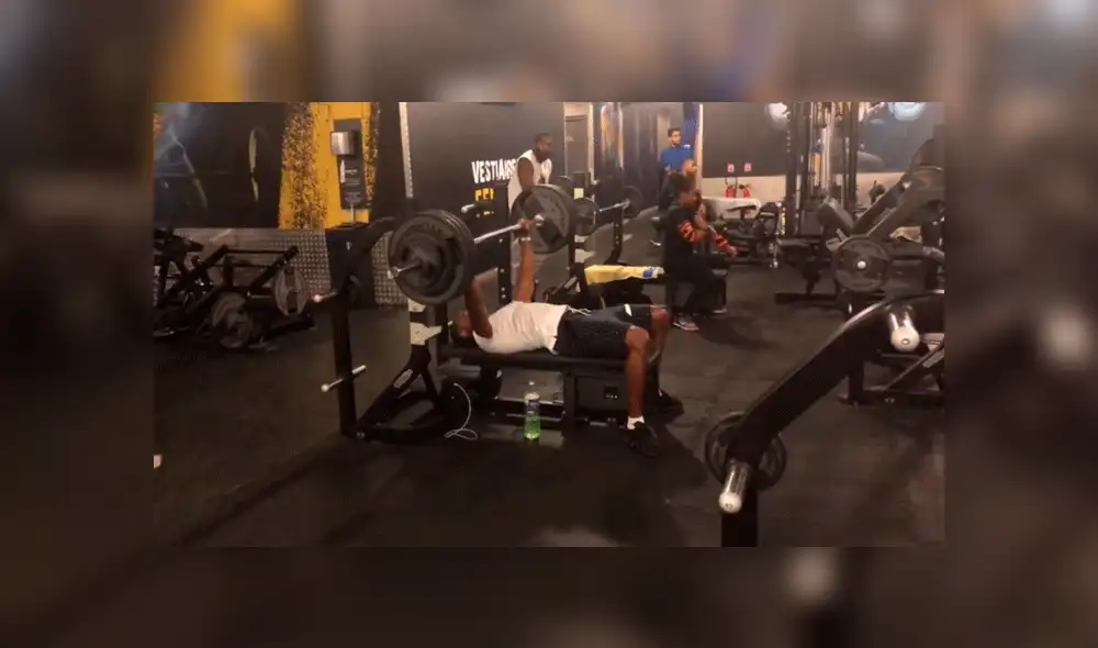 YouTube viral: graban preciso instante en que deportista casi es decapitado por pesas [VIDEO]