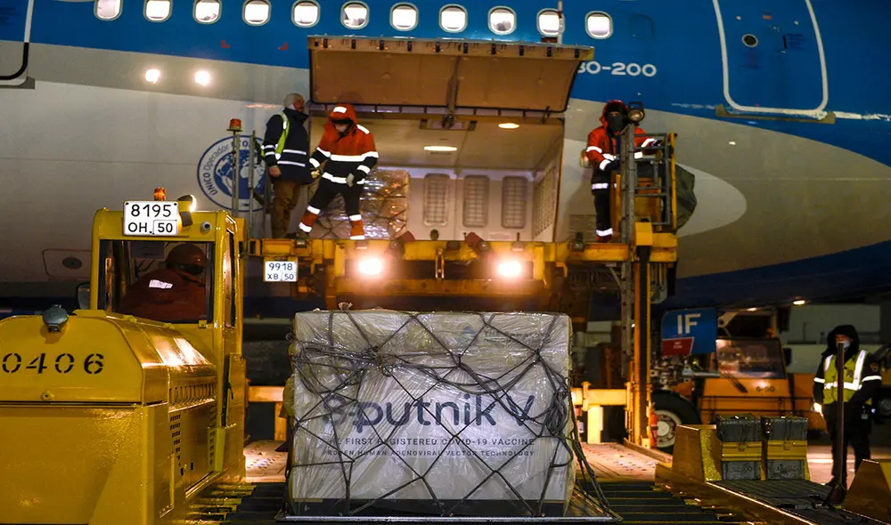 Desde el Aeropuerto Internacional Sheremétievo de Moscú partieron unas 300.000 dosis de Sputnik V. Foto: AFP