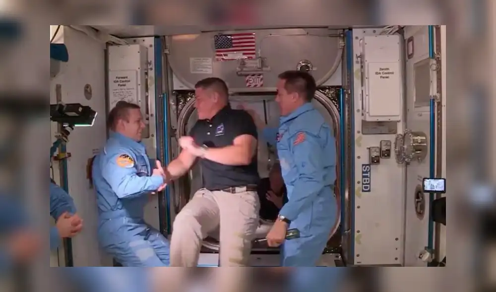 Bob Behnken y Doug Hurley llegan a la Estación Espacial Internacional a bordo de la cápsula Crew Dragon de SpaceX. Foto: Captura.