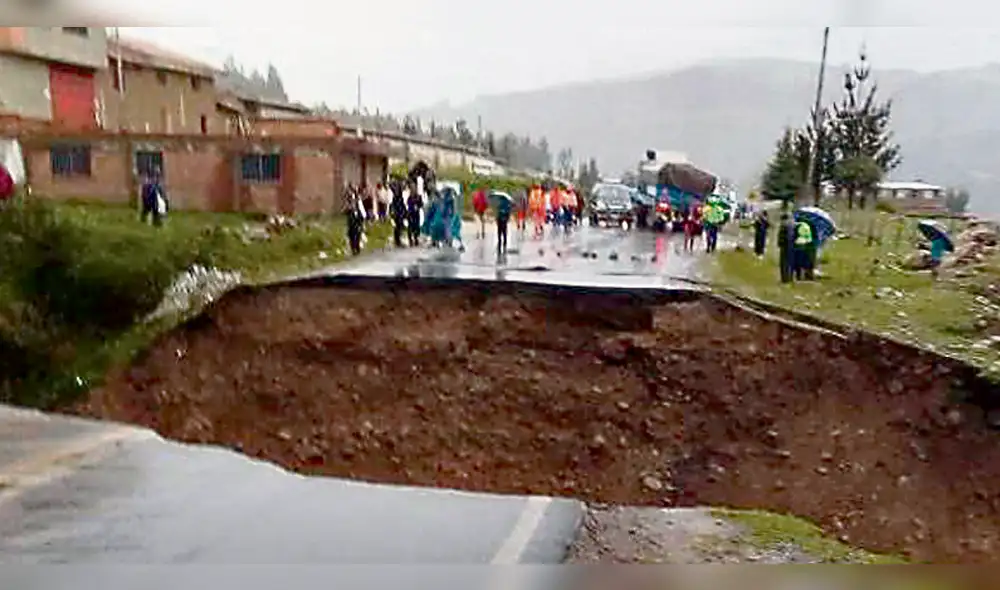 Colapsa carretera en Huaraz por intensas lluvias