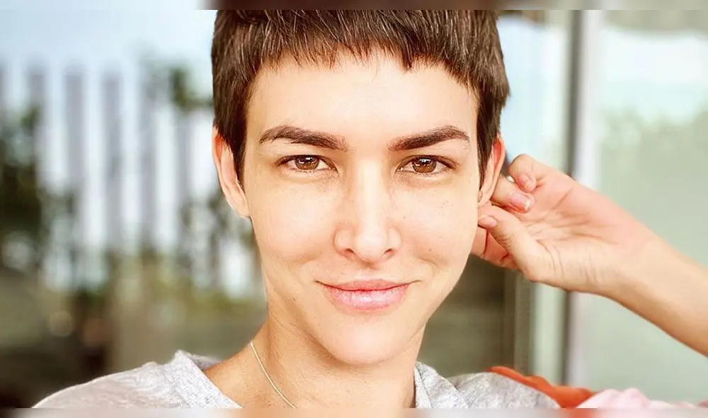 Modelo se rapa el cabello debido a quimioterapias tras padecer cáncer de mama. Modelo se rapa el cabello debido a quimioterapias tras padecer cáncer de mama.