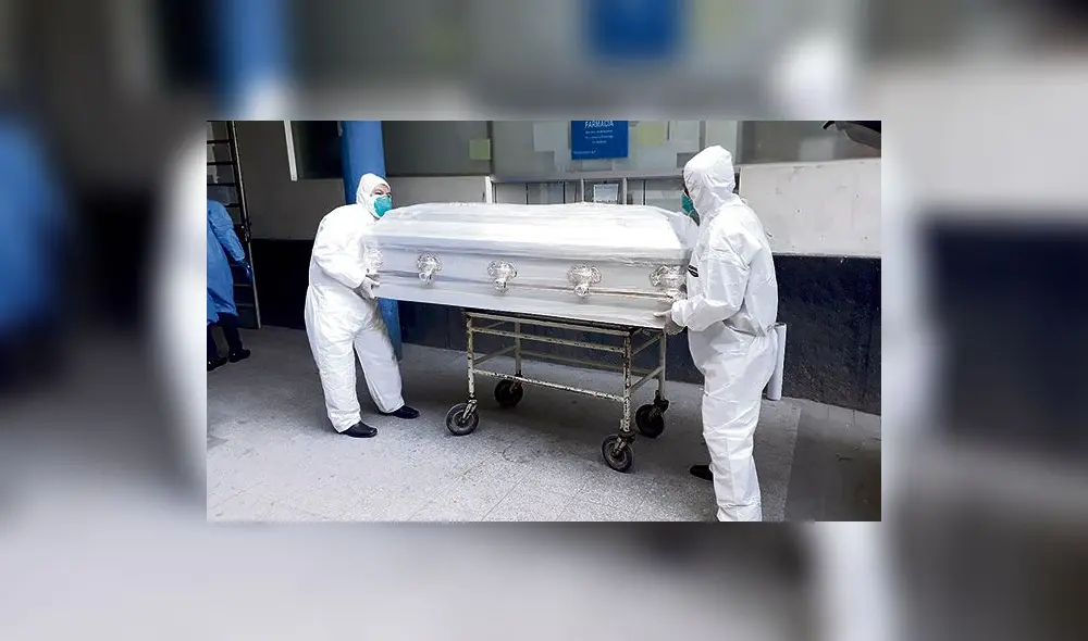 protección. Con trajes de bioseguridad, trabajadores de funeraria de Arequipa retiran cuerpo de fallecido común del hospital Honorio Delgado. protección. Con trajes de bioseguridad, trabajadores de funeraria de Arequipa retiran cuerpo de fallecido común del hospital Honorio Delgado.