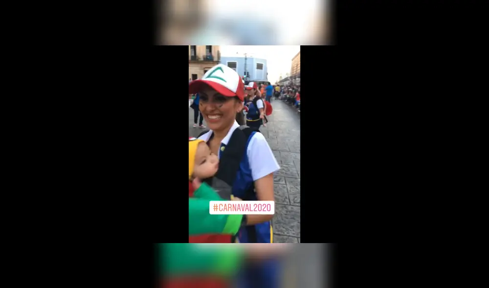 Emocionada madre con su bebé vestido de Pikachu. Emocionada madre con su bebé vestido de Pikachu.